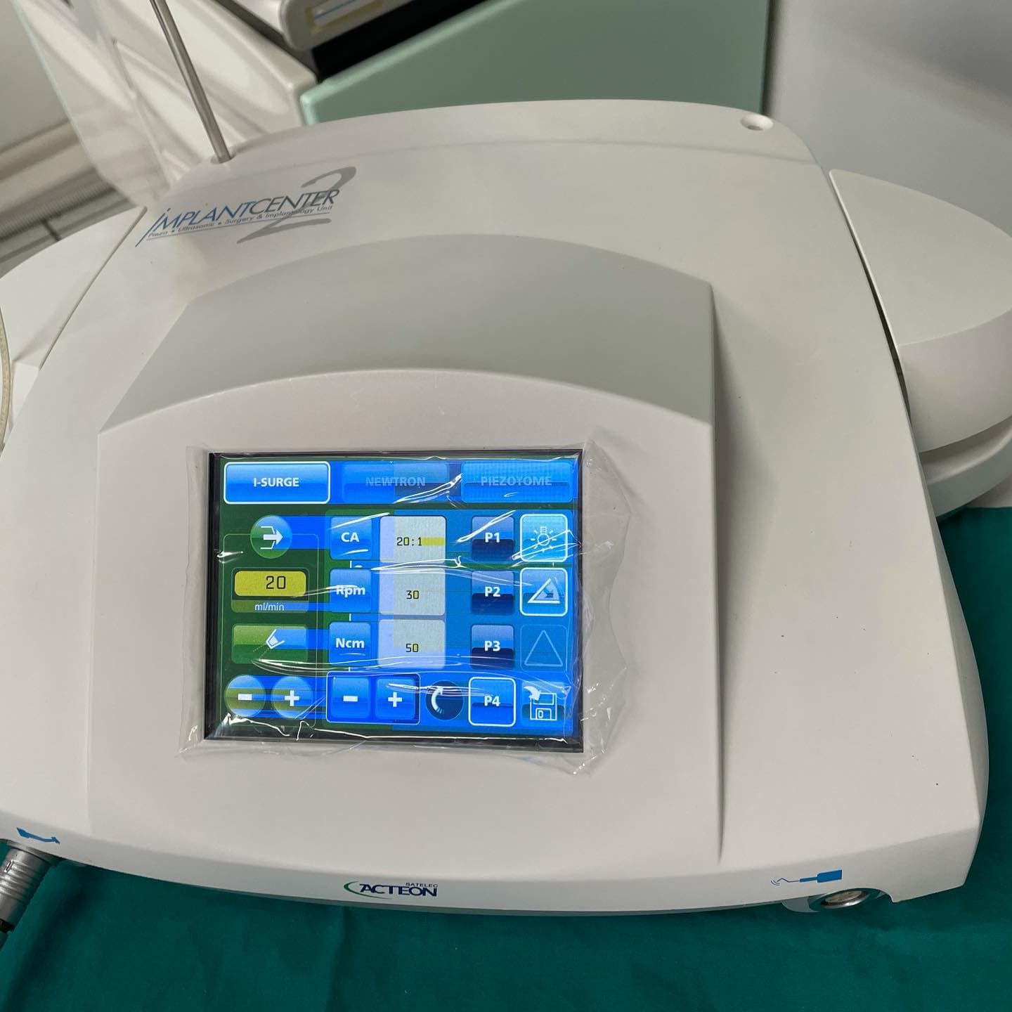 Unità per chirurgia implantare e piezoelettrica dello studio.