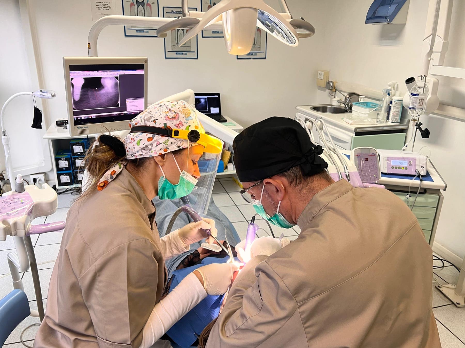 Due professionisti del Centro Dentale Santa Caterina durante un trattamento nello studio di Roè Volciano